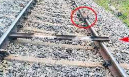 தண்டவாளத்தில் இரும்பு ராடுகளை வைத்து ரெயிலை கவிழ்க்க சதி