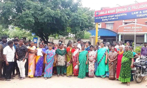 பல்லடம் கோவில் நிர்வாகத்தை கண்டித்து போலீஸ் நிலையத்தை முற்றுகையிட்ட பொதுமக்கள்