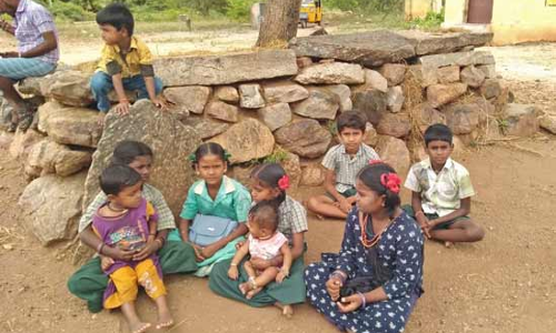 இடிந்து விழும் நிலையில் கட்டிடம் அரசு பள்ளிக்கு குழந்தைகளை அனுப்ப மறுக்கும் பெற்றோர்