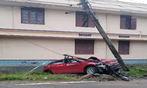 மேல சங்கரன்குழியில் கார் மோதியதில் மின் கம்பம் சேதம்