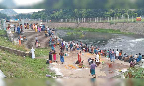 மேட்டூரில் ஆடிப்பெருக்கு விழா: காவிரியில் புனித நீராடிய பக்தர்கள்  ஆற்றில் வெள்ளப்பெருக்கால் கட்டுப்பாடு அதிகரிப்பு
