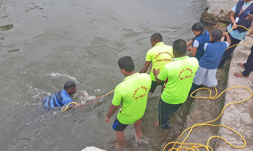 கல்லிடைக்குறிச்சியில்  நீச்சல் அவசியம் பற்றி தீயணைப்பு வீரர்கள் செயல் விளக்கம்