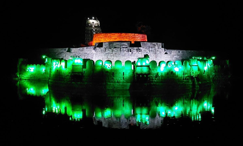 தேசியக்கொடி மின் அலங்காரத்தால் வேலூர் கோட்டை ஜொலிக்கிறது