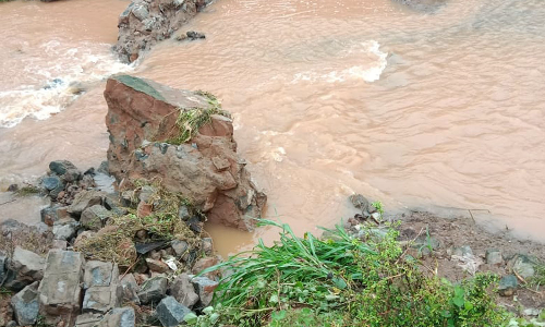 கழனிகாட்டூரில்   கனமழையினால் மூன்று தடுப்பணைகளை அடித்து சென்ற வெள்ளம்