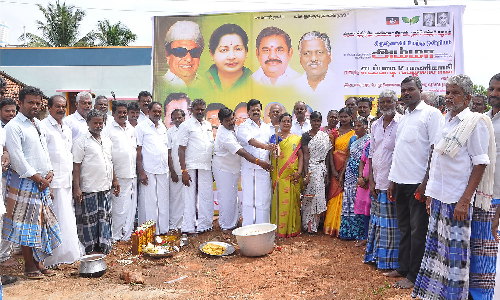 ரூ.6 லட்சம் மதிப்பீட்டில்   தார் சாலை- கழிவு நீர் கால்வாய் அமைக்கும் பணி