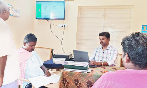 எல்.இ.டி. திரையின் மூலம் பொதுமக்கள் சான்றுகள் பார்த்துக் கொள்ளும் வசதி