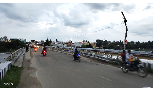 காவேரிப்பட்டணம் ஆற்று பாலத்தில்   மின் விளக்குகள் எரியாததால் பொதுமக்கள்-வாகன ஓட்டிகள் அவதி