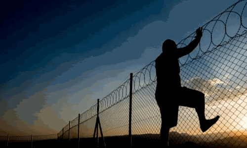 காரமடையில்  விடுதியில் தங்கி படித்த 3 மாணவர்கள் தப்பி ஓட்டம்