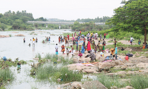 ஆடிப்பெருக்கு விழா:   கிருஷ்ணகிரி, தருமபுரியில் நீர் நிலைகளில்  வழிபட்ட புதுமண தம்பதிகள்