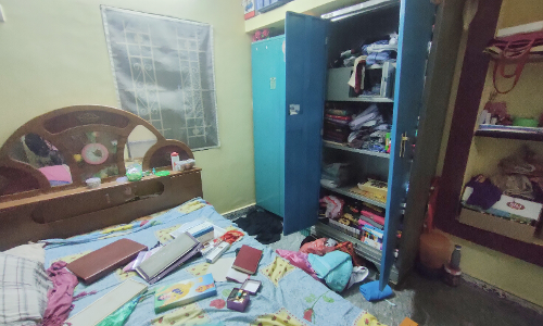 வீட்டின் பூட்டை உடைத்து 47 பவுன் நகை-பணம் கொள்ளை