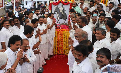 தீரன் சின்னமலை நினைவுநாள்- எடப்பாடி பழனிசாமி தொண்டர்கள் புடை சூழ மாலை அணிவித்தார்