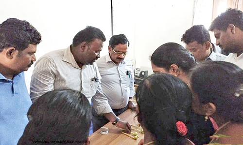 தேங்காய் கலப்பின உரமிடும் தொழில்நுட்பம் குறித்து செயல்முறை விளக்கம்