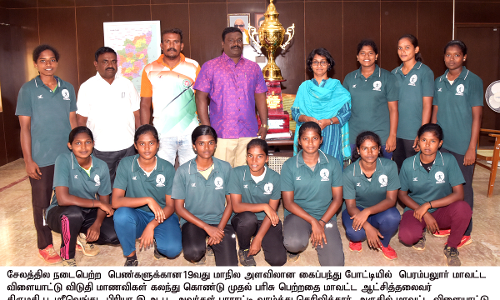 கைபந்து போட்டியில் சிறப்பிடம் பெற்ற மாணவிகளுக்கு பாராட்டு