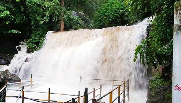 வெள்ளப்பெருக்கால் கும்பக்கரை, சுருளி அருவியில் பயணிகளுக்கு தொடரும் தடை வெள்ளப்பெருக்கால் கும்பக்கரை, சுருளி அருவியில் பயணிகளுக்கு தொடரும் தடை