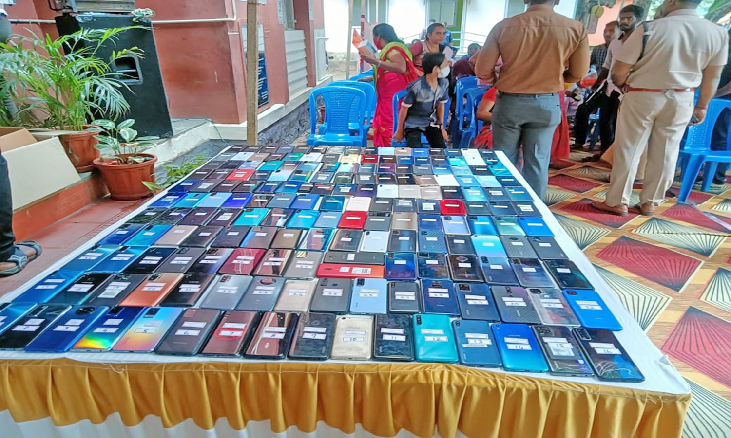 தக்கலை பகுதியில் மாயமான 211 செல்போன்கள் மீட்கப்பட்டு உரியவர்களிடம் இன்று ஒப்படைப்பு - போலீஸ் சூப்பிரண்டு ஹரிகிரண் பிரசாத் வழங்கினார் தக்கலை பகுதியில் மாயமான 211 செல்போன்கள் மீட்கப்பட்டு உரியவர்களிடம் இன்று ஒப்படைப்பு - போலீஸ் சூப்பிரண்டு ஹரிகிரண் பிரசாத் வழங்கினார்