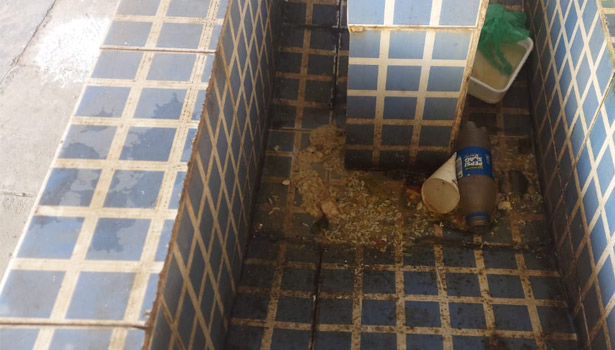 போத்தனூர் ரெயில் நிலையத்தில்  குவிந்து கிடக்கும் குப்பையால் துர்நாற்றம்; பயணிகள் அவதி