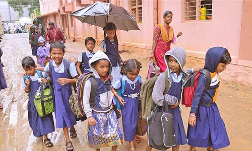 திண்டுக்கல்லில் மழையில் நனைந்தபடி பள்ளிக்கு சென்ற குழந்தைகள்