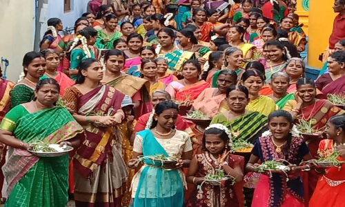 குலசேகரபுரத்தில் ஆடிபெருக்கையொட்டி சுமங்கலி பெண்கள் முளைப்பாரி எடுத்து ஊர்வலம்