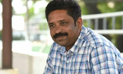 ஒரு கை எழுதுக்கு மறுகை நிலத்துக்கு.. சூர்யா, கார்த்தி குறித்து சீனுராமசாமியின் நெகிழ்ச்சி பதிவு..