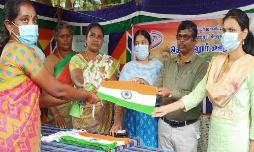 தெக்கலூர் ஊராட்சி மன்ற அலுவலகத்தில் தேசிய கொடி விற்பனை மையம் துவக்கம்