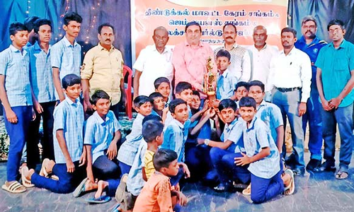 கேரம் போட்டியில் வென்ற மாணவர்களுக்கு பரிசளிப்பு