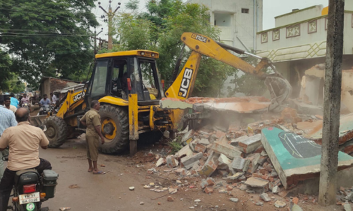 கடலூரில் மாநகராட்சி அதிரடி: ஆக்கிரமித்து கட்டப்பட்ட  வீடு- கடைகள் இடிப்பு