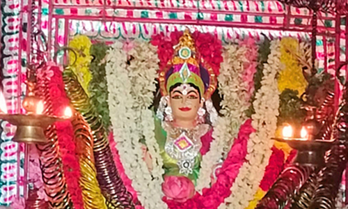 உடன்குடியில் அம்மனுக்கு வளையல் அலங்காரத்துடன் சிறப்பு பூஜை