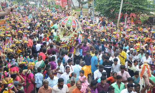 அவதானப்பட்டி மாரியம்மன் கோவில் திருவிழாவில்  2 ஆயிரம் பெண்கள் மாவிளக்கு எடுத்து ஊர்வலம்