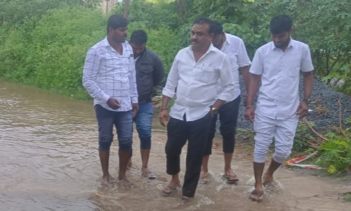 ஒசூர் மாநகரில் மழை நீரால் பாதிக்கப்பட்ட   பகுதிகளில்  கொட்டும் மழையில்  மேயர் ஆய்வு