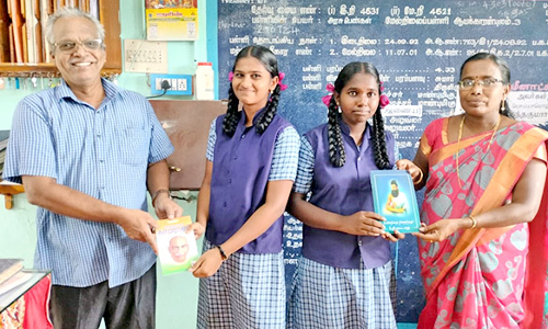 செஸ் ஒலிம்பியாட் நிகழ்ச்சியில் பங்கேற்ற பள்ளி மாணவிகளுக்கு பாராட்டு