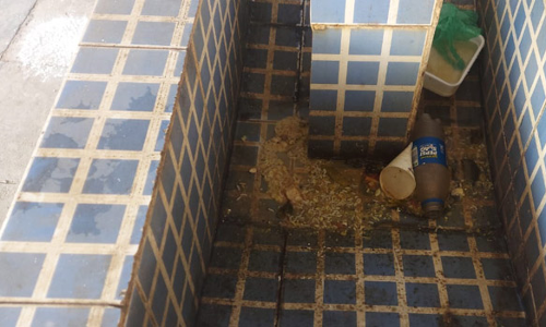 போத்தனூர் ரெயில் நிலையத்தில்  குவிந்து கிடக்கும் குப்பையால் துர்நாற்றம்; பயணிகள் அவதி