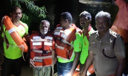 ஆற்று வெள்ளத்தில் சிக்கிய 80 வயது முதியவர் - மின்கோபுர சிமெண்ட் கட்டை பிடித்து தப்பினார்