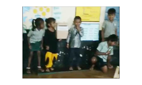 ஓசூர் அருகே  வகுப்பறையில் மழைநீர் சூழ்ந்ததால்  ஜன்னலை பிடித்து  தொங்கிய சிறுவர்-சிறுமியர்