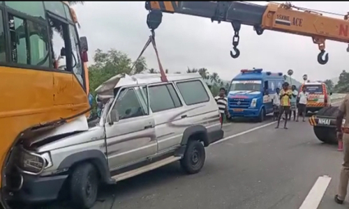 கார் மீது தனியார் கல்லூரி பஸ் மோதல்