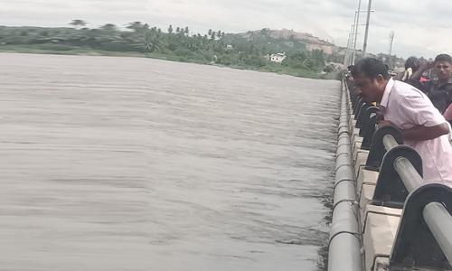 வெள்ளப்பெருக்கை செல்பி எடுக்க திரண்ட பொதுமக்கள்