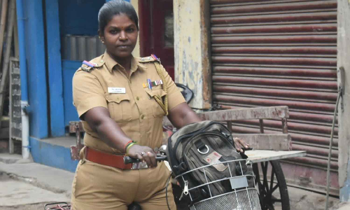 22 ஆண்டாக சைக்கிளில் செல்லும் பெண் போலீஸ் சப்-இன்ஸ்பெக்டர்