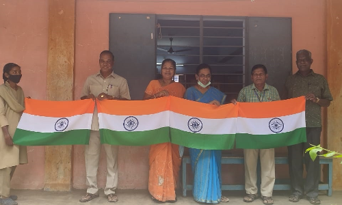 ஆசிரியர்களுக்கு தேசியக்கொடி விநியோகம்