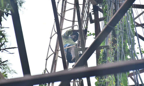 திருவொற்றியூரில் செல்போன் கோபுரத்தில் ஏறி வாலிபர் தற்கொலை மிரட்டல்