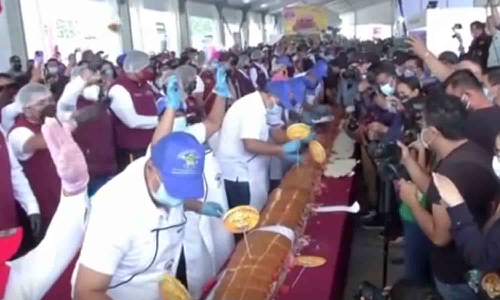 242.7 அடி நீள பிரம்மாண்ட சாண்ட்விச்.... 2 உலக சாதனைகள் படைத்த சமையல் கலைஞர்கள்