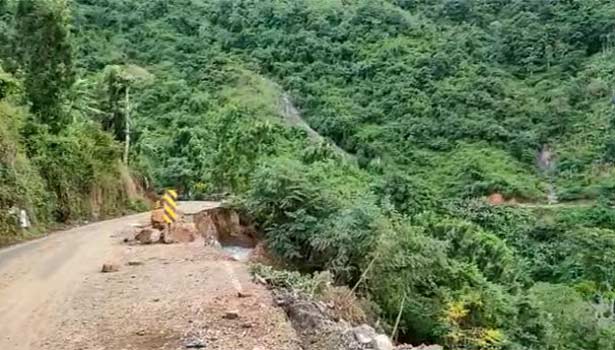 தொடர் மழையால் கொடைக்கானல் மலை கிராமங்களில் நிலச்சரிவு சீரமைப்பில் சிக்கல் தொடர் மழையால் கொடைக்கானல் மலை கிராமங்களில் நிலச்சரிவு சீரமைப்பில் சிக்கல்