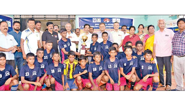 கால்பந்து போட்டியில் வென்ற அணிகளுக்கு பரிசு கால்பந்து போட்டியில் வென்ற அணிகளுக்கு பரிசு