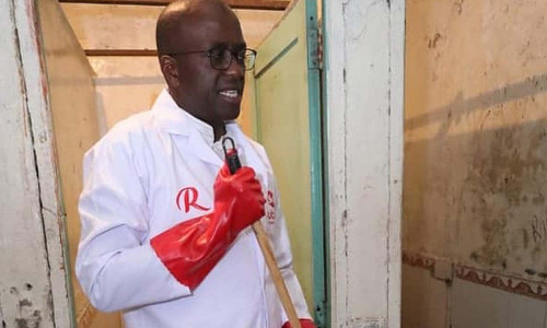 கென்யா தேர்தலில் ருசிகரம்: ஓட்டுக்காக பொதுக்கழிவறைகளை சுத்தம் செய்யும் வேட்பாளர்கள்