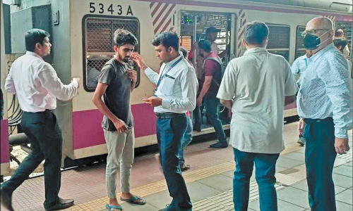 மத்திய ரெயில்வேயில் 4 மாதத்தில் மட்டும் ஓசிப்பயணம் செய்தவர்களிடம் ரூ.126 கோடி வசூல்