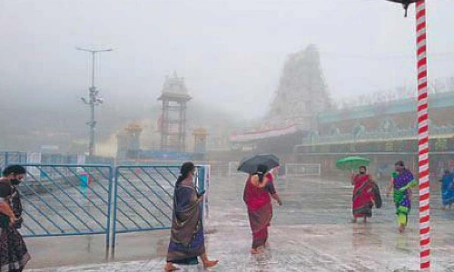 திருப்பதியில் பலத்த மழை: பக்தர்கள் சிரமத்துடன் சாமி தரிசனம்