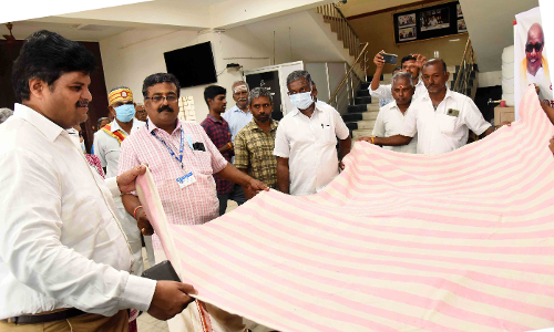 நெசவாளர் முத்ரா திட்டத்தில் 5 பயனாளிகளுக்கு நலத்திட்ட உதவிகள்