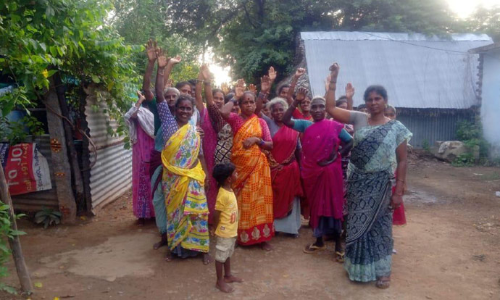 மீஞ்சூர் அருகே சாலையை சீரமைக்ககோரி பெண்கள் போராட்டம்