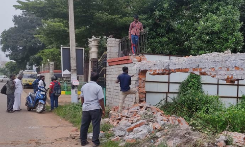 பொன்னேரி அருகே கால்வாய் பாதையை ஆக்கிரமித்து கட்டிய கட்டிடம் இடிப்பு