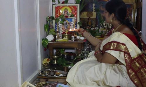 இன்று மூன்றாம் வெள்ளிக்கிழமை: வரலட்சுமி விரதம் தரும் பலன்கள்