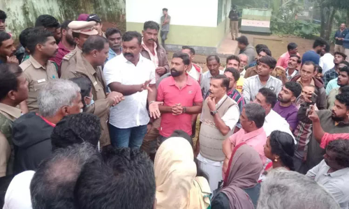 காட்டுயானை ஊருக்குள் வருவதை தடுக்கக்கோரி கிராம மக்கள் போராட்டம் நடத்த முயற்சி