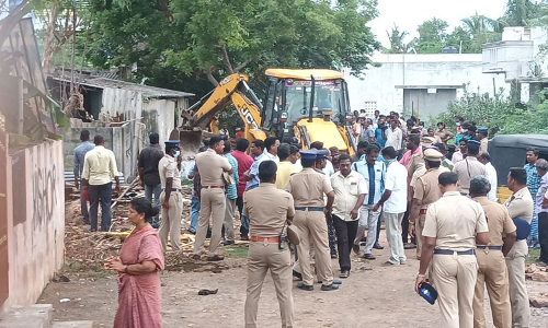 விழுப்புரத்தில் அதிரடி: ஏரியில் ஆக்கிரமித்து கட்டப்பட்ட வீடுகள் இடிப்பு  பதட்டம்-போலீஸ் குவிப்பு